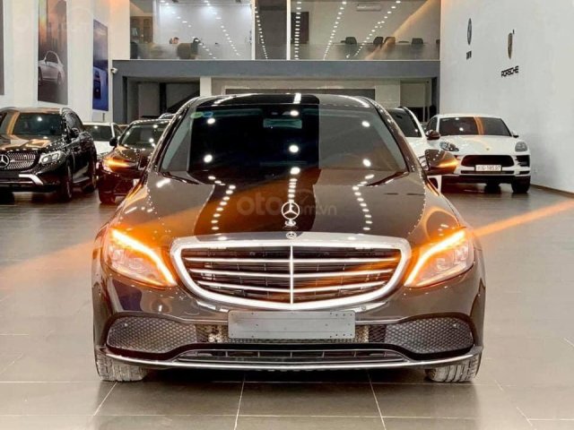 Mercedes C200 Exclusive, màu đen sản xuất và đăng ký T8/20190