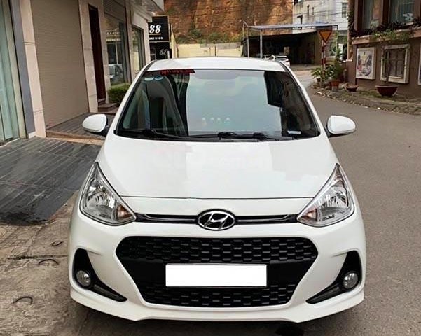 Cần bán xe Hyundai Grand i10 1.2 AT sản xuất năm 2018, màu trắng, giá thấp