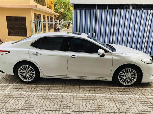 Bán Toyota Camry sản xuất 2019, màu trắng, nhập khẩu 