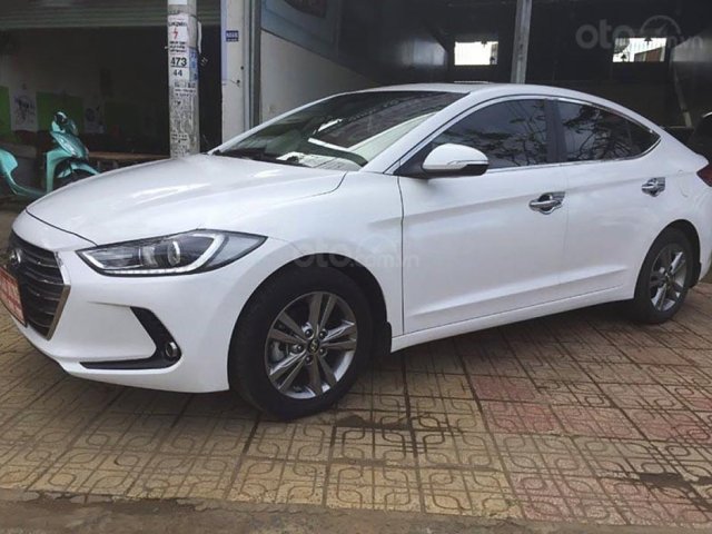 Bán Hyundai Elantra 2018, màu trắng còn mới, giá chỉ 590 triệu0