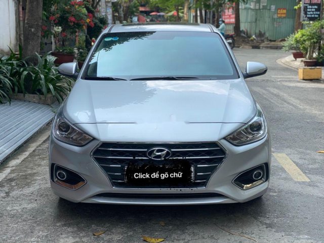 Cần bán xe Hyundai Accent đời 2018, màu bạc 