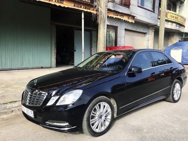 Cần bán gấp Mercedes E300 2011, màu đen còn mới0