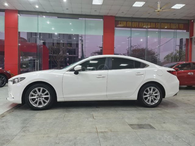 Cần bán xe Mazda 6 sản xuất 2016, màu trắng số tự động0