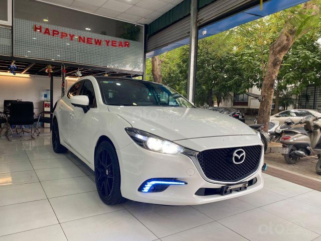 Bán Mazda 3 hatchback 1.5AT 2018 trắng, nội thất đen