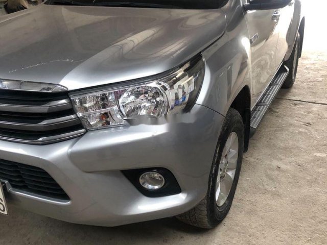 Cần bán lại xe Toyota Hilux năm sản xuất 2016, màu bạc, giá 580tr0