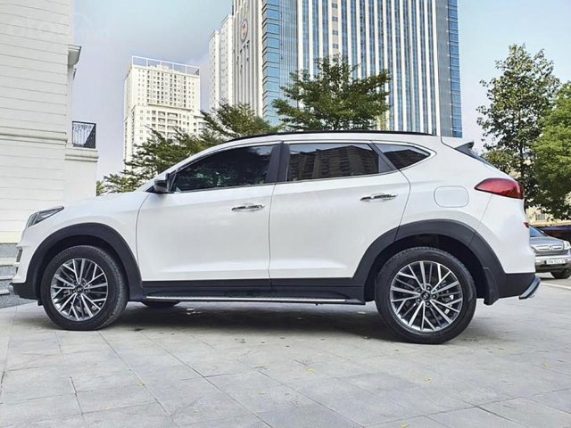 Cần bán gấp Hyundai Tucson sản xuất 2019, màu trắng còn mới0