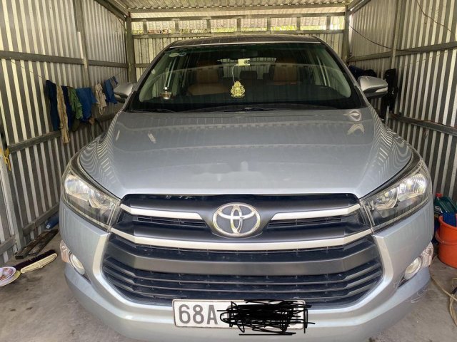 Cần bán gấp Toyota Innova năm sản xuất 2017, màu bạc, nhập khẩu