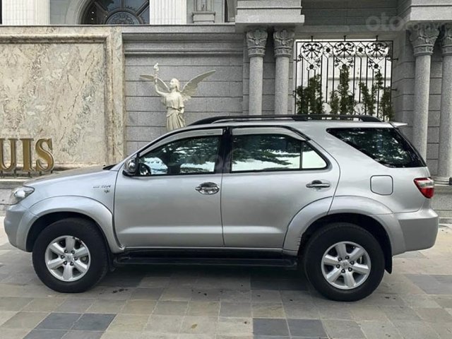 Bán Toyota Fortuner năm 2011, màu bạc còn mới, giá tốt0