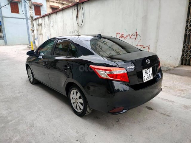 Cần bán Toyota Vios đời 2015, màu đen, số sàn0