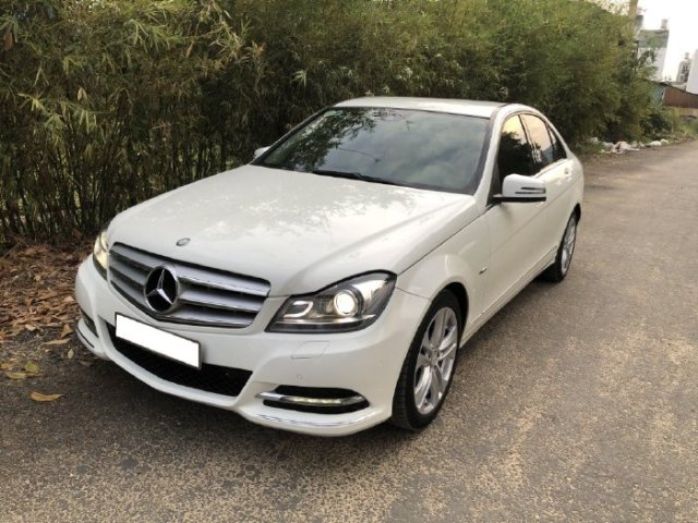 Cần bán lại xe Mercedes C200 sản xuất năm 2012, màu trắng ít sử dụng0