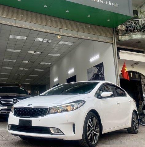 Cần bán gấp Kia Cerato sản xuất năm 2017, màu trắng0