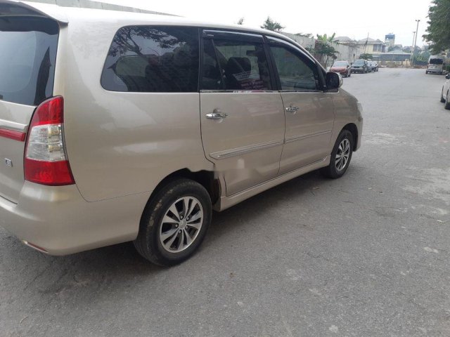 Cần bán xe Toyota Innova sản xuất 2016, màu vàng còn mới, giá tốt