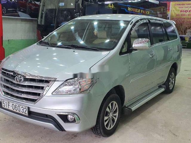 Cần bán gấp Toyota Innova 2014, màu bạc còn mới