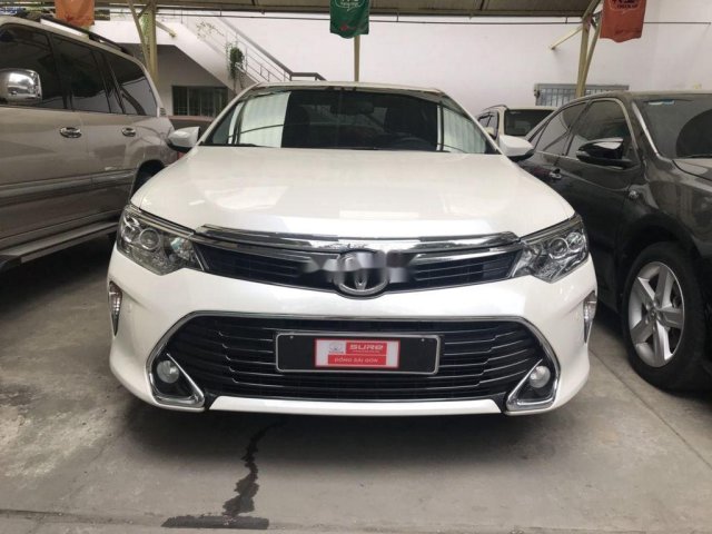 Cần bán gấp Toyota Camry sản xuất năm 2018, màu trắng 0