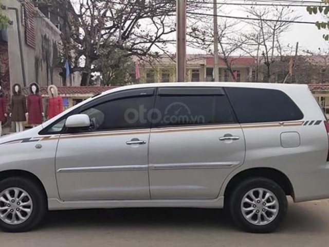 Cần bán Toyota Innova sản xuất 2015, màu bạc