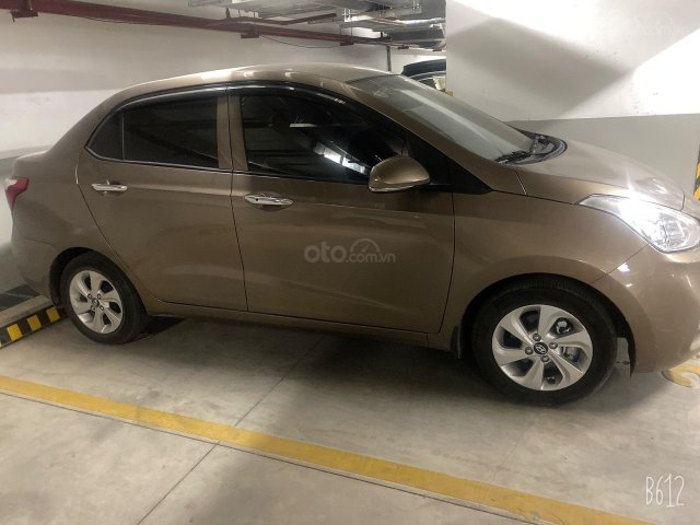 Bán nhanh chiếc Hyundai i10 sx 2017 màu vàng cát, đi 10.500km