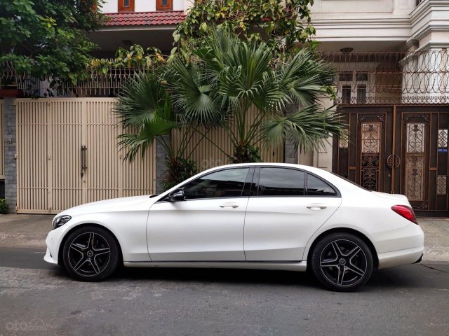 Cần bán Mercedes-Benz C class đời 2018, màu Trắng ít sử dụng giá chỉ 1 tỷ 380 triệu đồng0