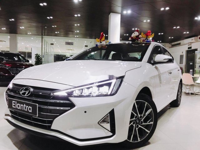 Cần bán Hyundai Elantra đời 2020, màu trắng, 687 triệu0