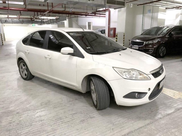 Cần bán Ford Focus đời 2012, màu trắng chính chủ, 300 triệu0