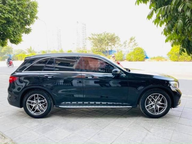 Cần bán xe Mercedes GLC 300 năm sản xuất 2017, màu đen còn mới, giá tốt0