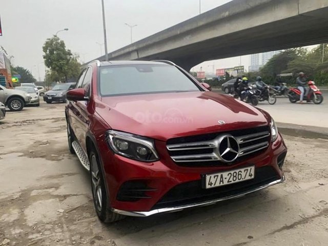 Xe Mercedes GLC300  4Matic sản xuất 2018, màu đỏ0