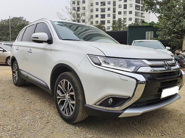 Bán Mitsubishi Outlander 2.4 CVT Premium năm sản xuất 2018, màu trắng0