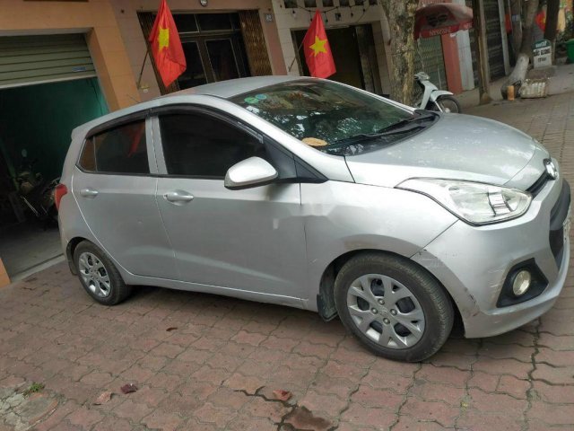 Cần bán lại xe Hyundai Grand i10 2017, màu bạc0