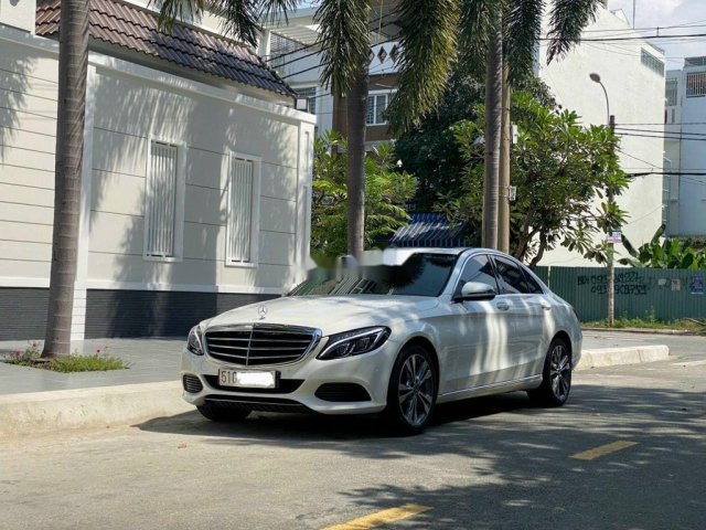 Cần bán Mercedes C250 sản xuất năm 2017, màu trắng