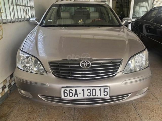 Cần bán xe Toyota Camry năm 2004, màu hồng còn mới0