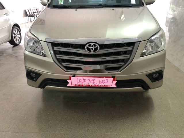 Cần bán Toyota Innova năm 2015, màu vàng còn mới0