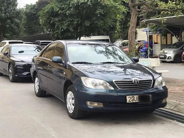 Bán Toyota Camry đời 2004, màu xanh lam chính chủ0