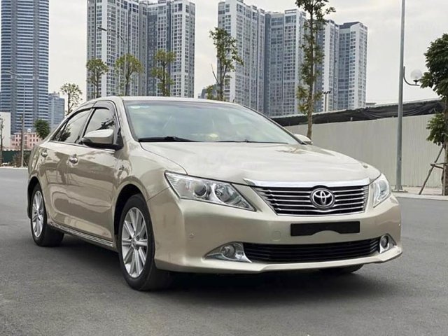 Bán Toyota Camry 2013, màu vàng còn mới, giá tốt0