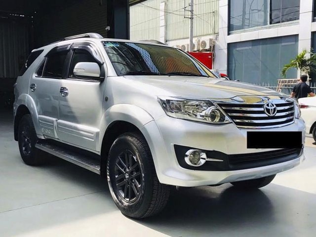 Xe Toyota Fortuner sản xuất năm 2015, màu bạc còn mới0