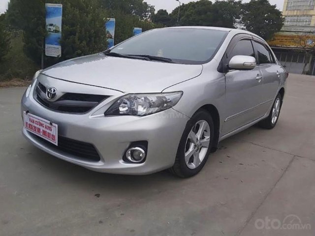 Cần bán xe Toyota Corolla Altis năm sản xuất 2011, màu bạc0
