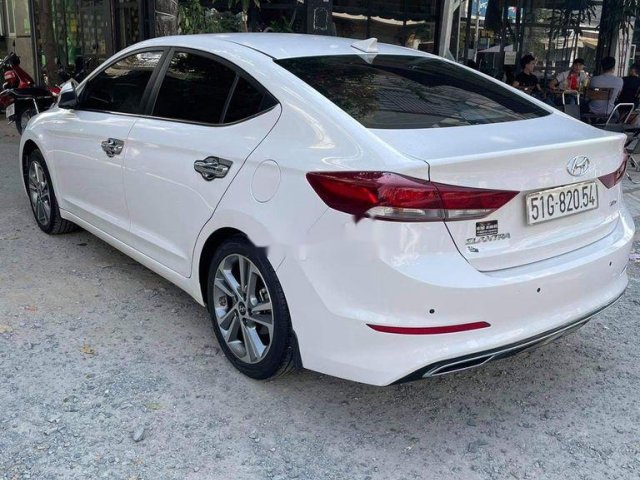 Cần bán gấp Hyundai Elantra năm 2018 còn mới0