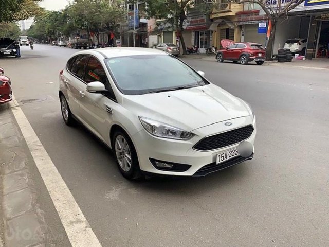 Bán Ford Focus đời 2017, màu trắng còn mới