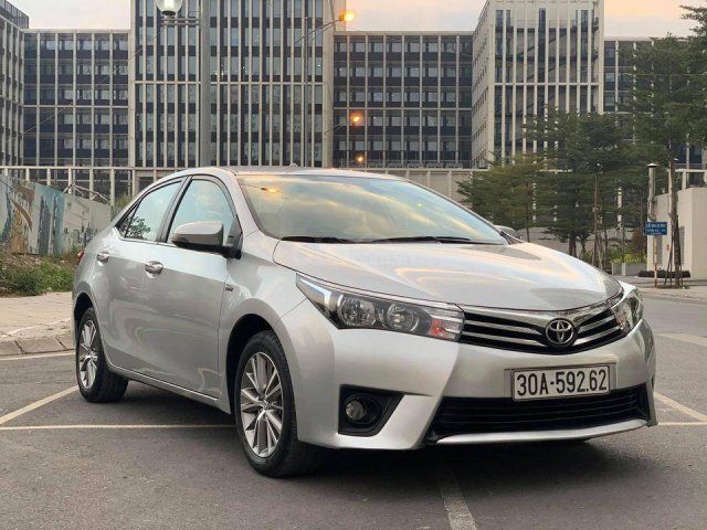 Cần bán lại xe Toyota Corolla Altis đời 2015, màu bạc, 585tr