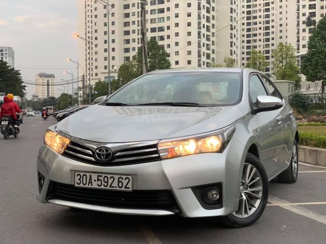 Cần bán gấp Toyota Corolla Altis năm 2015, màu bạc0