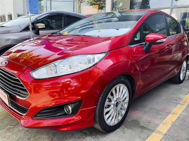 Cần bán xe Ford Fiesta năm sản xuất 2014, màu đỏ0