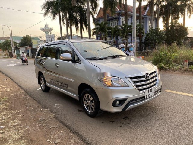 Cần bán xe Toyota Innova sản xuất 2013, màu bạc còn mới