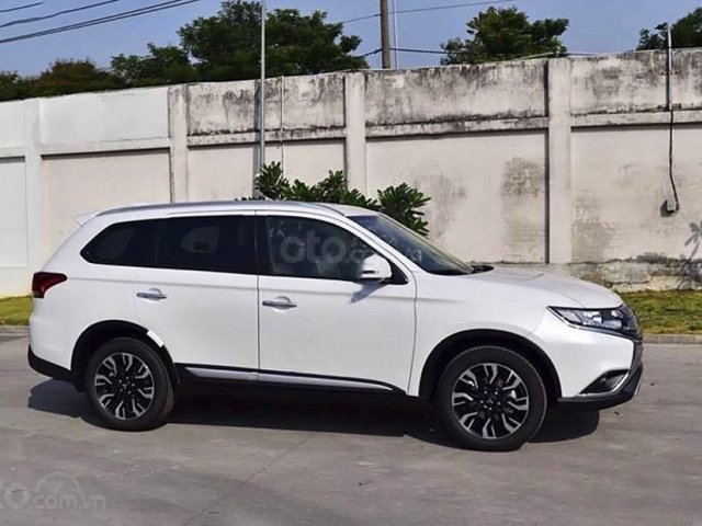 Bán ô tô Mitsubishi Outlander 2.0 CVT sản xuất năm 2021, màu trắng0