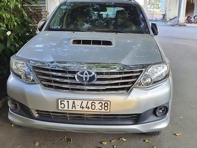 Cần bán lại xe Toyota Fortuner 2.5G năm sản xuất 2013, màu bạc0