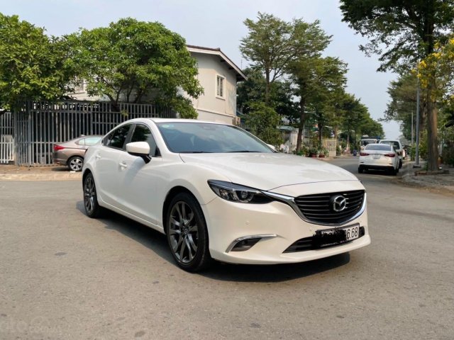 Cần bán gấp Mazda 6 sản xuất 2017, màu Trắng xe gia đình giá chỉ 739 triệu đồng0