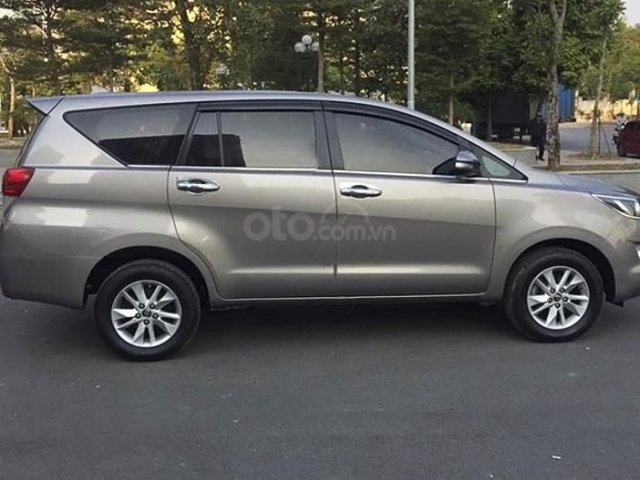 Cần bán gấp Toyota Innova 2.0E năm 2016, màu xám0