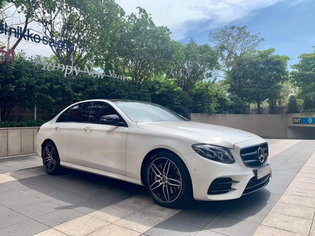 Bán chiếc Mercedes-Benz E300 AMG trắng/nâu sản xuất 20190