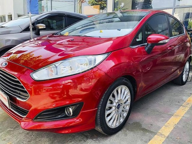 Cần bán lại xe Ford Fiesta đời 2014, màu đỏ còn mới0