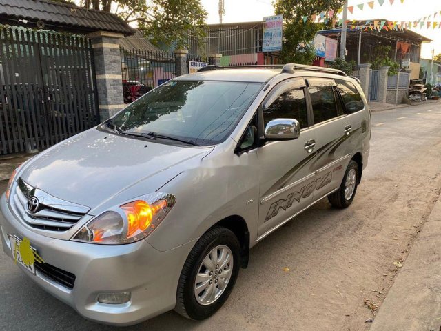 Xe Toyota Innova 2009, màu bạc còn mới