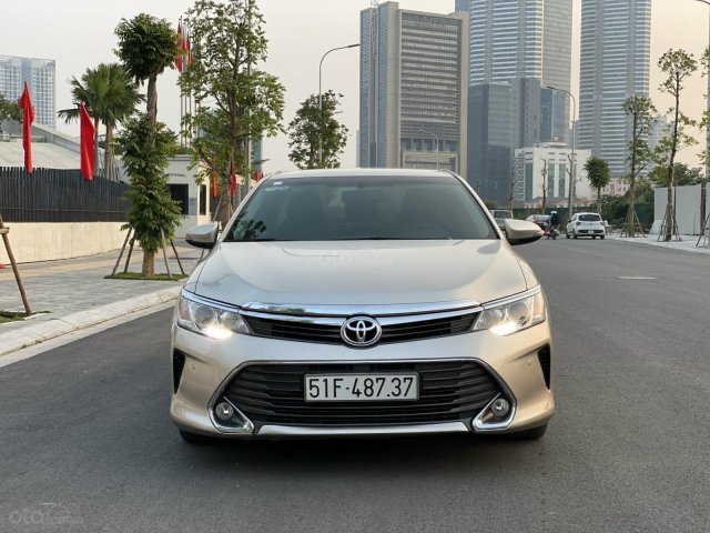 Bán xe Toyota Camry đăng ký 2015, màu vàng xe gia đình giá tốt 818 triệu đồng