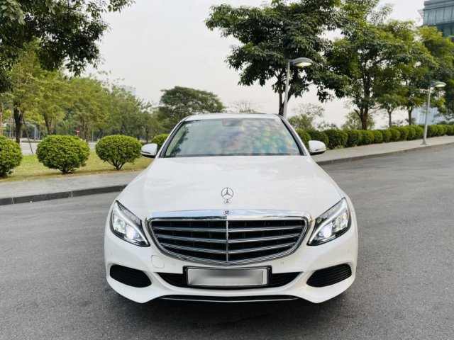 Cần bán gấp Mercedes C250 sx 2017 đăng ký 2018 màu trắng nội thất kem - biển Hà Nội - Giá 1 tỷ 385tr - Bank hỗ trợ 70%0