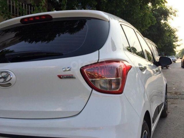 Cần bán lại xe Hyundai Grand i10 1.2 AT 2017, màu trắng chính chủ